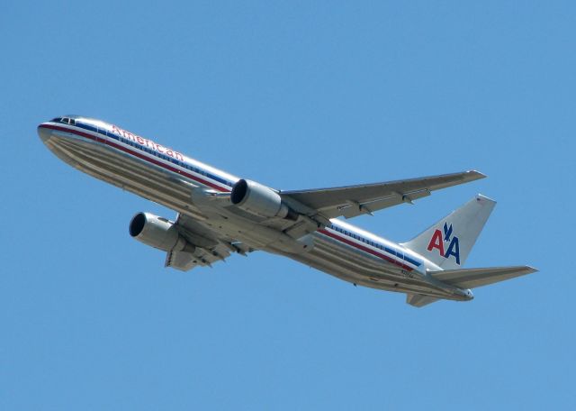 BOEING 767-200 (N352AA) - At DFW.