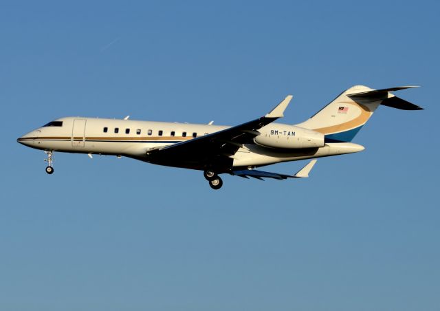 Bombardier Global 5000 (9M-TAN)