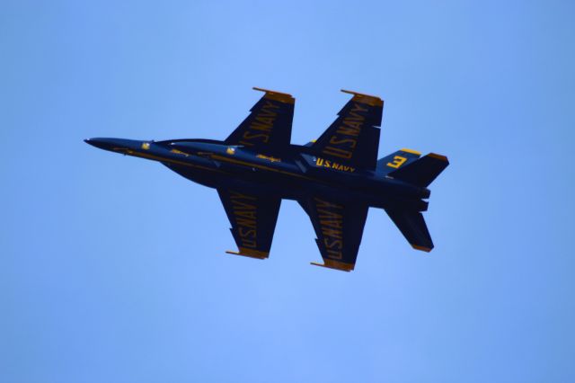 McDonnell Douglas FA-18 Hornet — - Some tight aerobatics at Milwaukee Air Show 2022. 