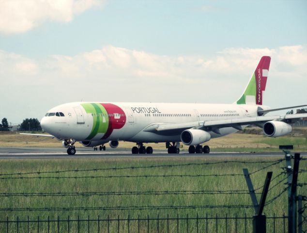 Airbus A340-300 (CS-TOC)