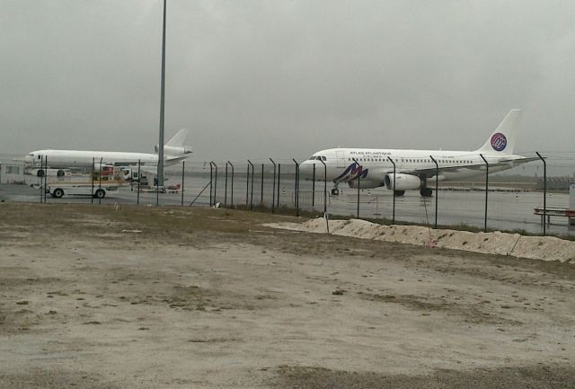 Airbus A319 (SX-ABE) - Un Airbus A319-132 de Atlas Atlantique Airlines (Arborant ces couleurs) sur le tarmac 