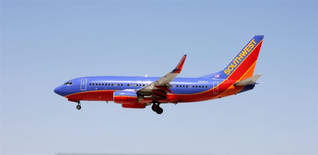Boeing 737-700 (N440LV)