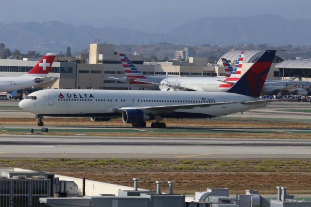 BOEING 767-300 (N143DA)