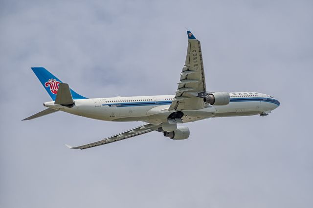 Airbus A330-300 (B-5966) - CZ664 to Guangzhou takes off