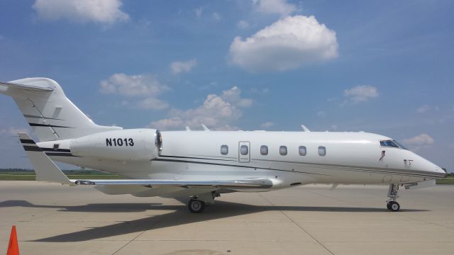 Bombardier Challenger 300 (N1013)