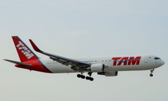 BOEING 767-300 (PT-MSV)