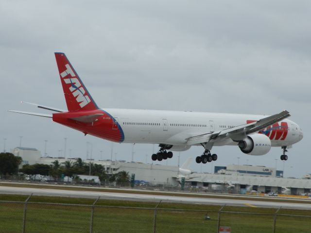 BOEING 777-300ER (PT-MUG)
