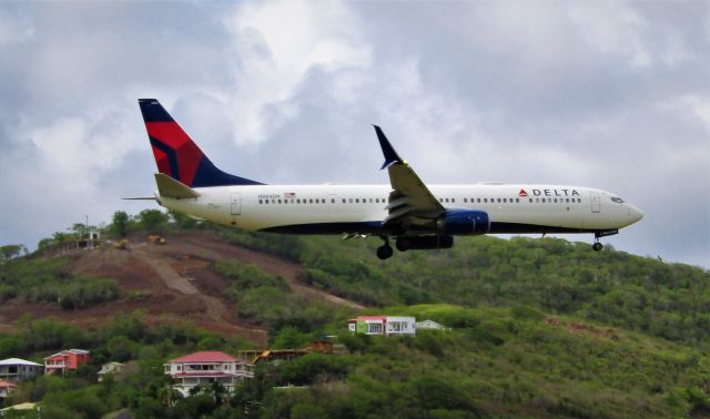 Boeing 737-900 (N884DN)