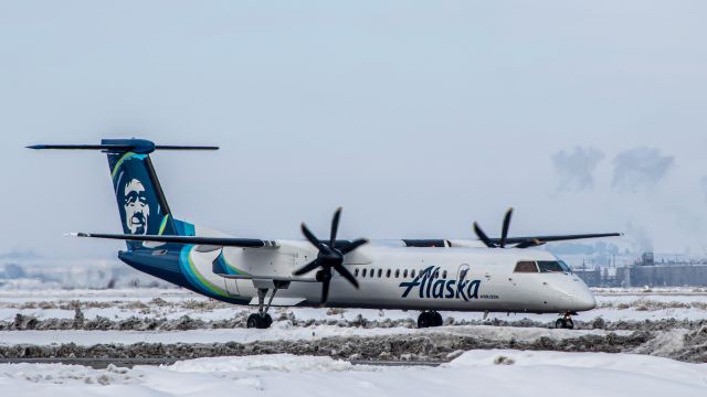 de Havilland Dash 8-400 (N412QX) - 412QX taxis in after a quick flight from Seattle