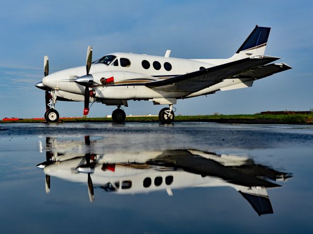 Beechcraft King Air 90 (N555XY)