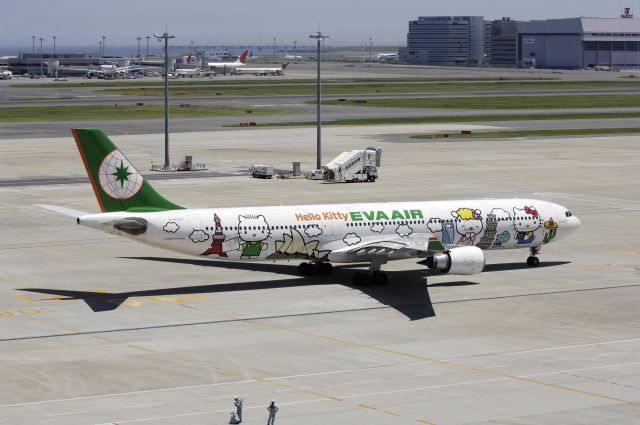 Airbus A330-300 (B-16331) - Taxing at Haneda Intl Airport on 2012/07/10 Hello Kitty c/s"