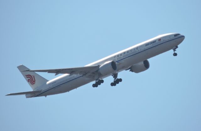 BOEING 777-300 (B-2031) - Minutes till landing March 2018.