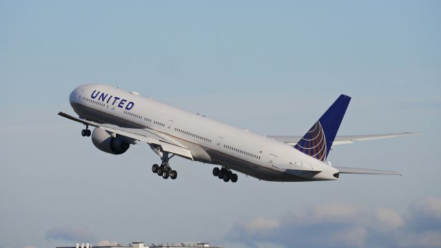 BOEING 777-300 (N2332U) - BOE752 on rotation from Rwy 34L for a C1 flight on 12.16.16. (ln 1461 / cn 62644).