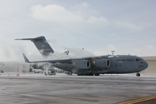 Boeing Globemaster III (94-0068) - De-ice operations at DIA.