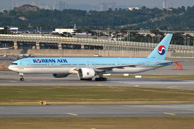 BOEING 777-300 (HL8250)