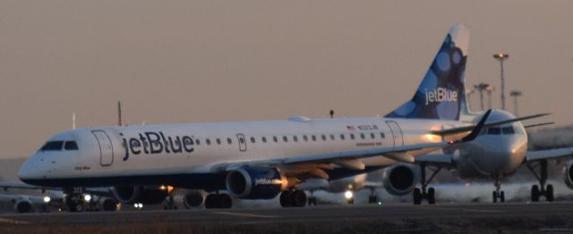 Embraer ERJ-190 (N323JB)