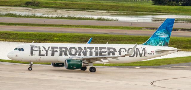 Airbus A320 (N220FR)