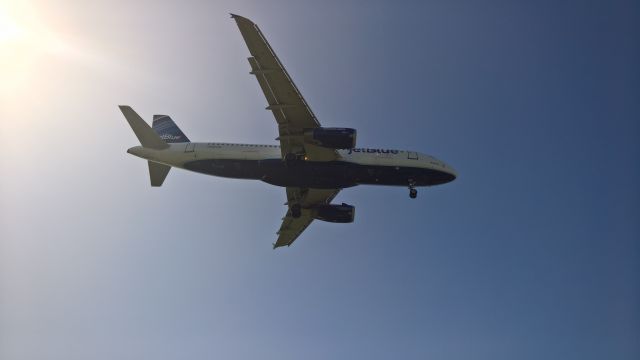 Airbus A320 (N583JB) - Bluesville