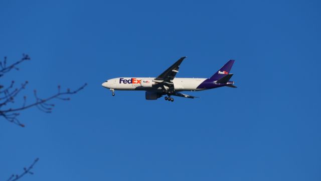 BOEING 777-200LR (N840FD)