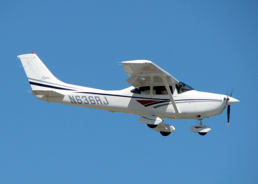 Cessna Skylane (N636RJ) - Landing at Downtown Shreveport.
