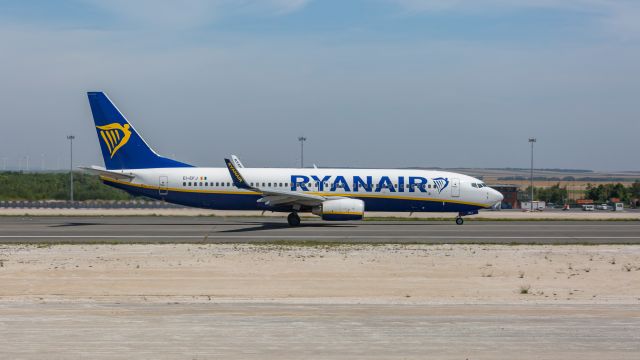 Boeing 737-700 (EI-EFJ)