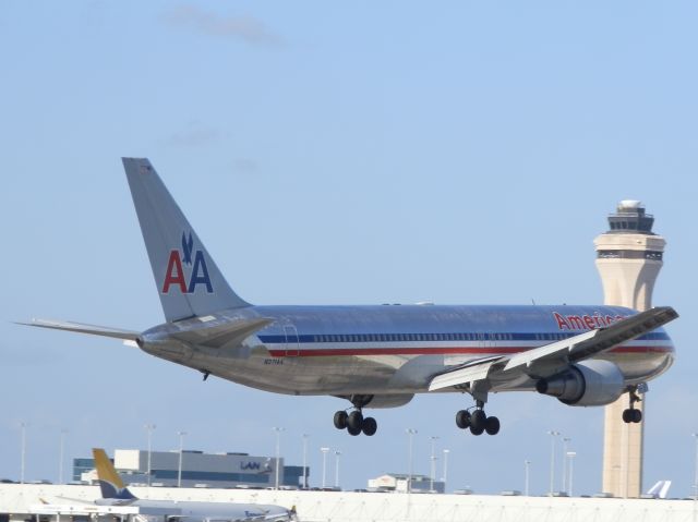BOEING 767-300 (N371AA)