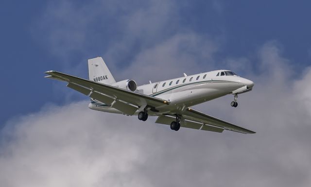 Cessna Citation Sovereign (N680AK) - Runway 02L arrival @KDPA.