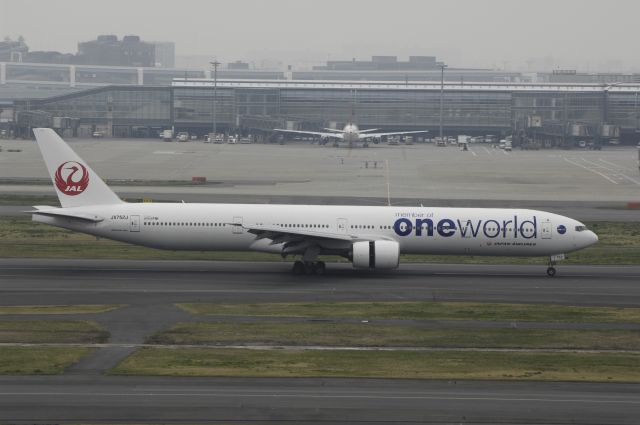 BOEING 777-300 (JA752J) - Landing at Haneda Intl Airport Rwy34L on 2013/03/29 "One World c/s"