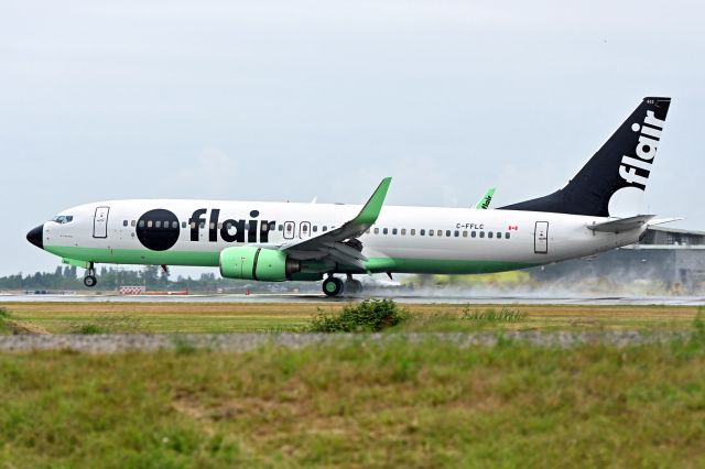 Boeing 737-800 (C-FFLC)