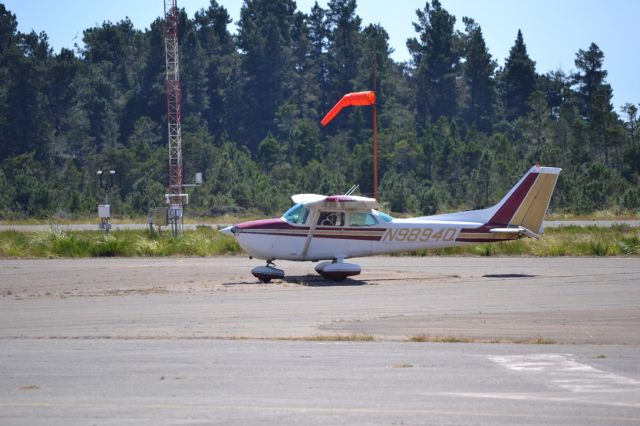 Cessna Skyhawk (N98940) - Taxiing to pick up some passengers from Runway 29.