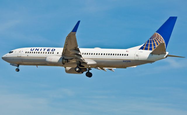 Boeing 737-800 (N37298) - 1st ever upload of N27398 in United Airlines colors on flightAware.Com !