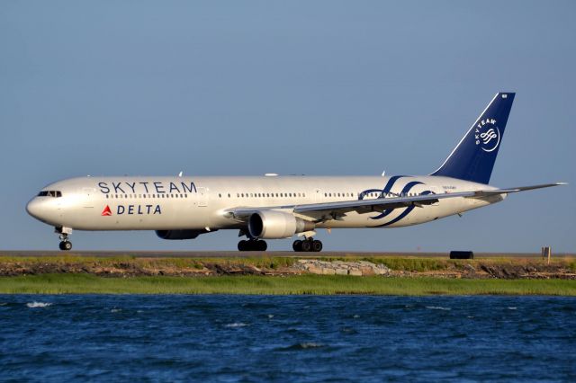 BOEING 767-400 (N844MH) - Delta 64 Heavy taxis out for Departure next stop London heathrow 