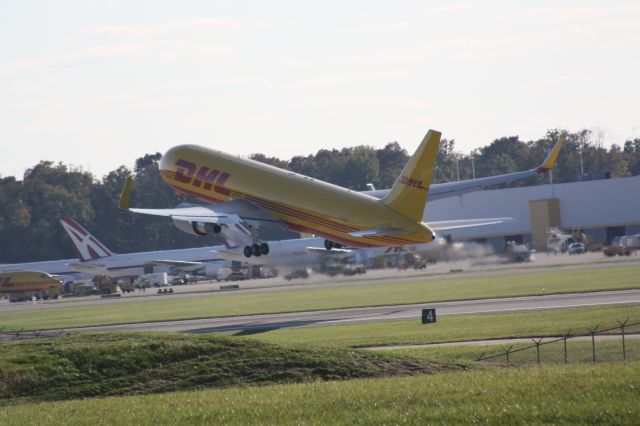 BOEING 767-300 (G-DHLG)