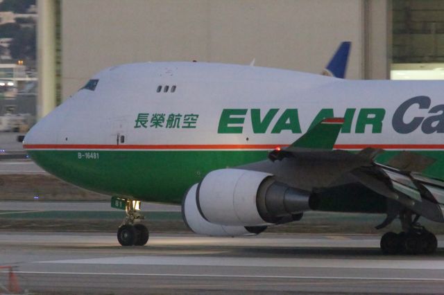Boeing 747-400 (B-16481)