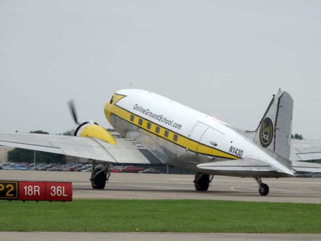 Douglas DC-3 (N143D)