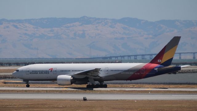 Boeing 777-200 (HL7732)