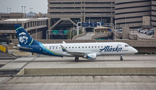 EMBRAER 175 (long wing) (N632QX)