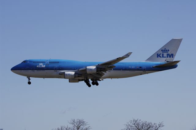 Boeing 747-400 (PH-BFL) - Final Approach at Narita Intl Airport Rwy34L on 2013/02/21