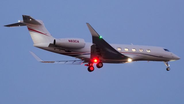 Gulfstream Aerospace Gulfstream G650 (N83CW) - A G650ER coming into Newark from Minneapolis during dusk.