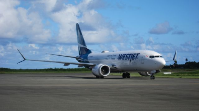 Boeing 737 MAX 8 (C-FNWD)