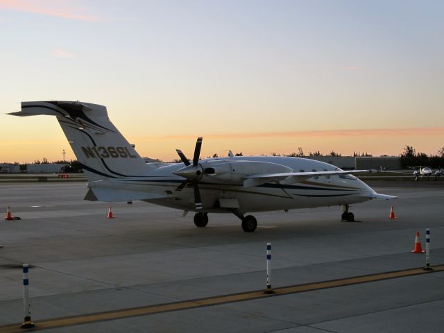 Piaggio P.180 Avanti (N136SL) - A fast aircraft. Jet speeds at turboprop fuel flows.