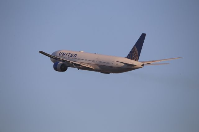 Boeing 777-200 (N788UA)