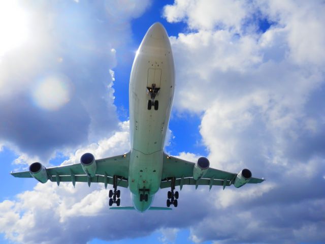 — — - Air France
