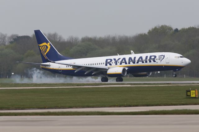 Boeing 737-800 (EI-FRK) - RYR554 arriving with a cloud of tyre smoke from Dublin.