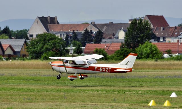 Cessna Skyhawk (F-BXZT) - Reims F172M Skyhawk II F-BXZT - Aérodrome de Strasbourg-Neuhof 