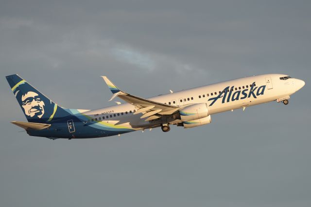 Boeing 737-800 (N581AS)