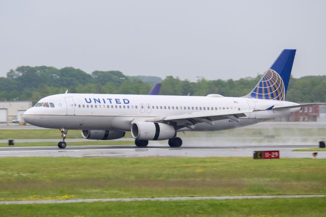 Airbus A320 (N447UA) - A new visitor from Denver. Recently started service last weekend