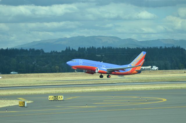 Boeing 737-700 (N953WN) - Taking off on Runway 28R from PDX