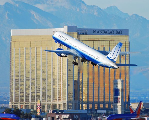 Boeing 757-200 (N578UA) - United Airlines Boeing 757-222 N578UA (cn 26694/531)  Las Vegas - McCarran International (LAS / KLAS) USA - Nevada, December 24, 2010 Photo: Tomas Del Coro