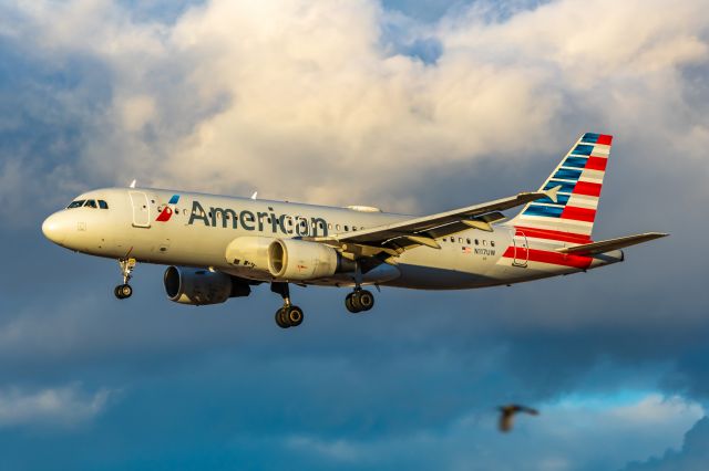 Airbus A320 (N117UW) - American Airlines A320 landing at PHX on 12/13/22. Taken with a Canon R7 and Tamron 70-200 G2 lens.